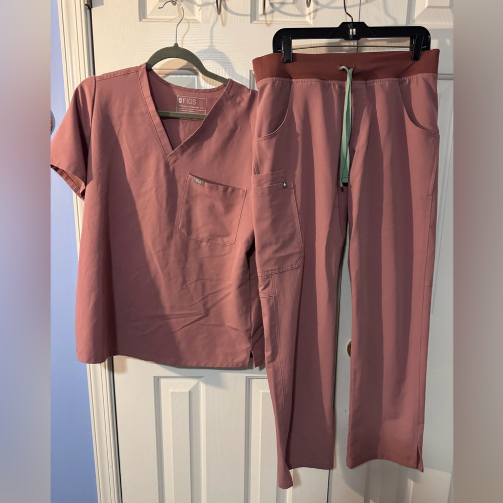 Figs Dusty Rose Scrub set